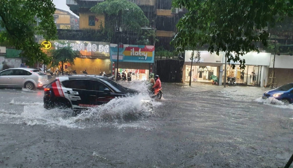 Mưa to và dông ở nhiều khu vực trên cả nước