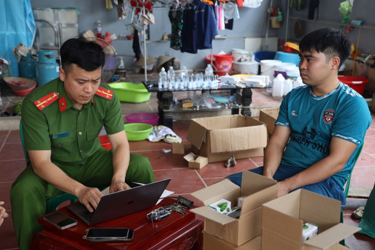 Lực lượng chức năng làm việc với đối tượng Nguyễn Văn Khánh.