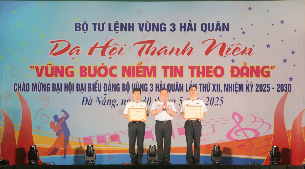 Chuẩn đô Đốc Nguyễn Đăng Tiến, Bí Thư Đảng ủy, Chính ủy Vùng 3 Hải quân trao thưởng cho các tập thế, cá nhân