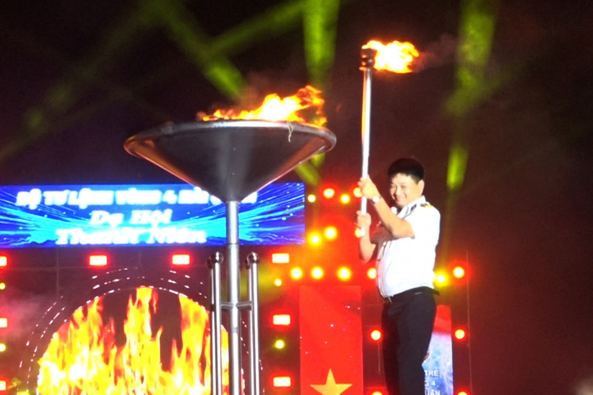 Thượng tá Bùi Xuân Bình, Bí thư Đảng ủy, Chính uỷ Vùng 4 Hải quân thắp sáng ngọn lửa truyền thống.