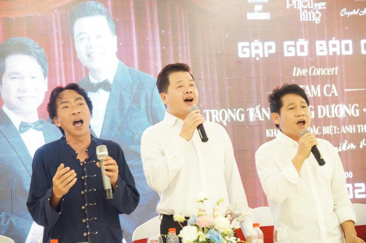 Ca sĩ Trọng Tấn, Đăng Dương, Việt Hoàn "hát vo" trong buổi thông tin về live concert Đất nước trọn niềm vui