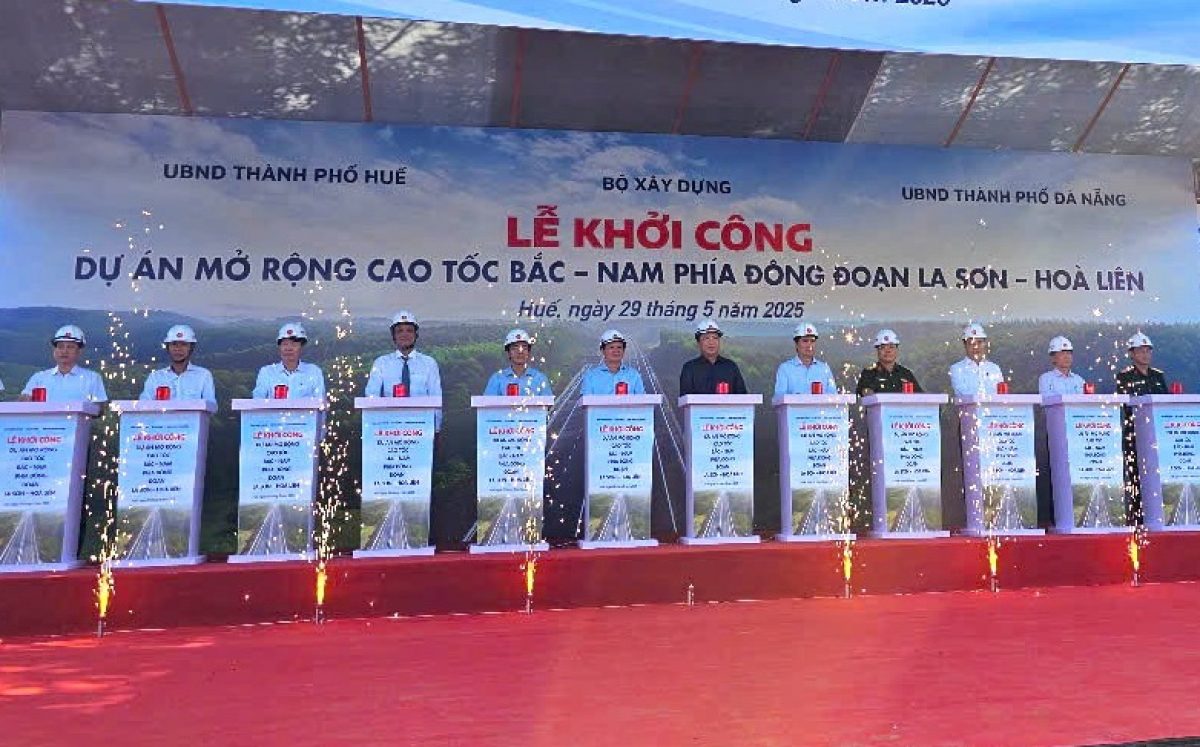 Các đại biểu ấn nút khởi công dự án mở rộng cao tốc Bắc - Nam, đoạn La Sơn - Hòa Liên.