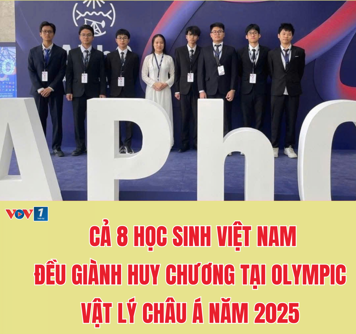 Từ trái qua phải: PGS.TS Đặng Đức Vượng, Phó Trưởng đoàn; em Trần Lê Thiện Nhân, em Lý Bá Khôi, em Trần Trung Hiếu, em Nguyễn em Ngọc Phương Anh, em Nguyễn Công Vinh, Em Trương Đức Dũng, Em Phan Quang Triết và em Nguyễn Thế Quân; GS.TS Lục Huy Hoàng, Trưởng đoàn;