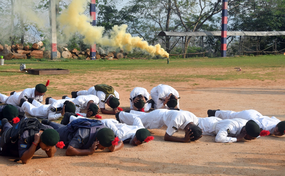 Các học viên thuộc Lực lượng Thiếu sinh quân Ấn Độ tại Guwahati, bang Assam diễn tập trong tình huống bị tấn công (ANI)