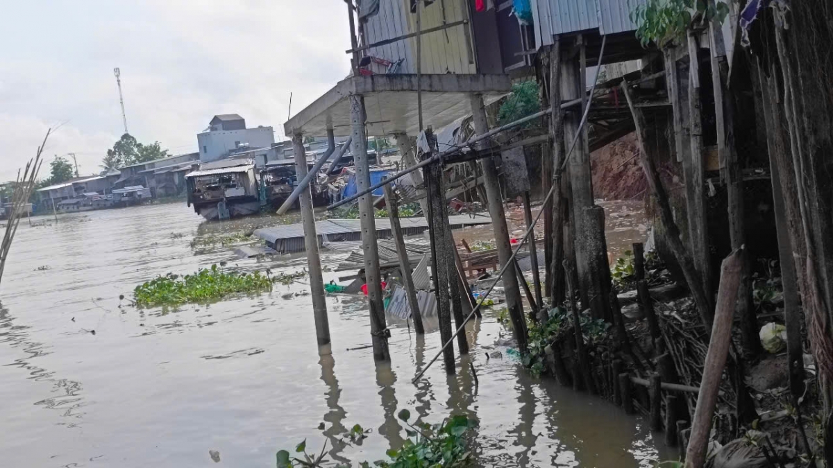 Một phần phía sau của 10 căn nhà của dân rơi xuống sông