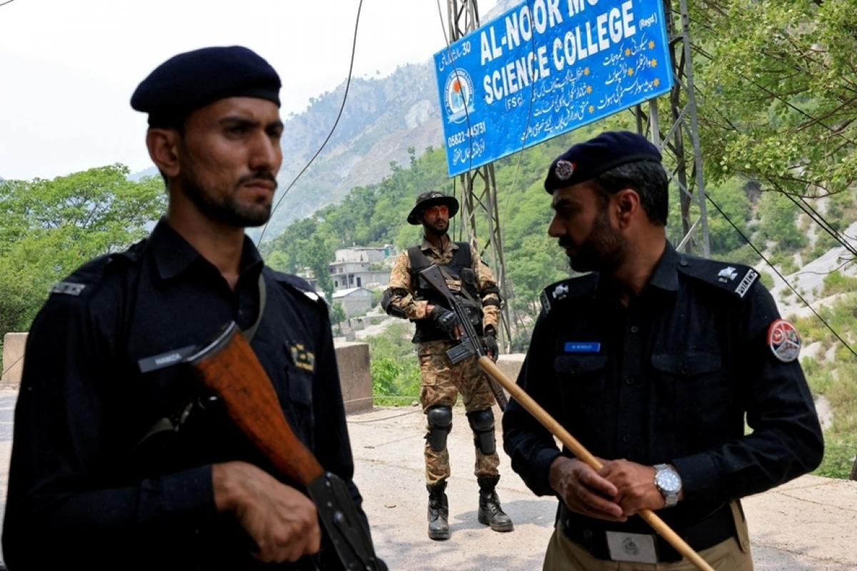 Lực lượng an ninh Pakistan bảo vệ con đường dẫn đến Nhà thờ Hồi giáo Bilal ở Muzaffarabad, thủ phủ của Kashmir phần do Pakistan quản lý, sau khi nơi này bị không kích.