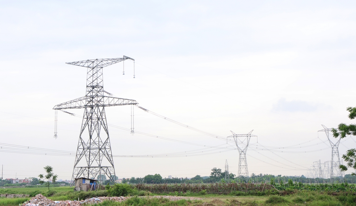 Một khoảng cột thuộc địa bàn huyện Phú Xuyên chưa thể kéo dây do vướng mắc mặt bằng