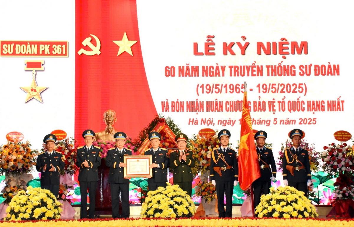 Thượng tướng Lê Huy Vịnh thừa ủy quyền của Chủ tịch nước tặng Huân chương Bảo vệ Tổ quốc Hạng Nhất cho Sư đoàn 361