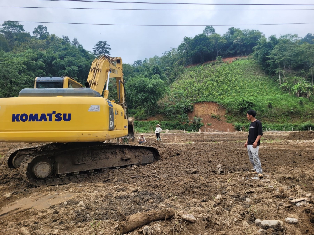 Anh Nình Văn Biên bỏ ra khoảng 12 triệu đồng thuê máy về hót dọn đất đá trên diện tích canh tác.