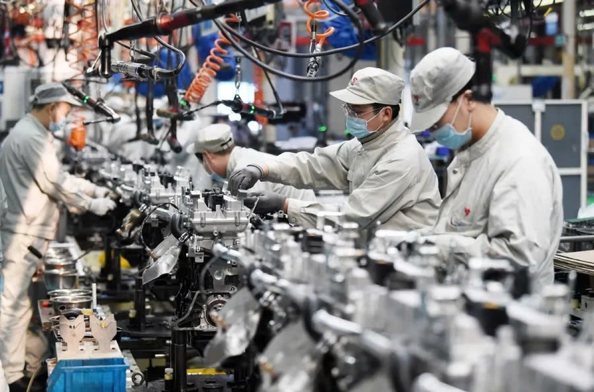 Công nhân làm việc bên trong một nhà máy ở Trung Quốc. (Ảnh minh họa - Ảnh: Xinhua)
