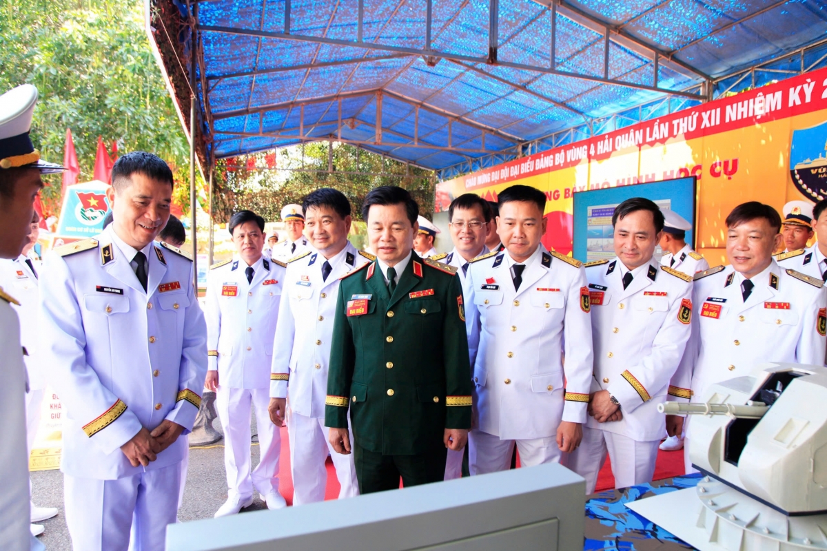 Các đại biểu tham quan khu trưng bày mô hình học cụ huấn luyện