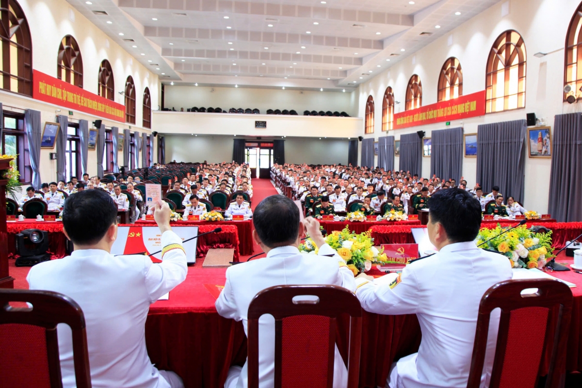 Các đại biểu biểu quyết thông qua nghị quyết đại hội