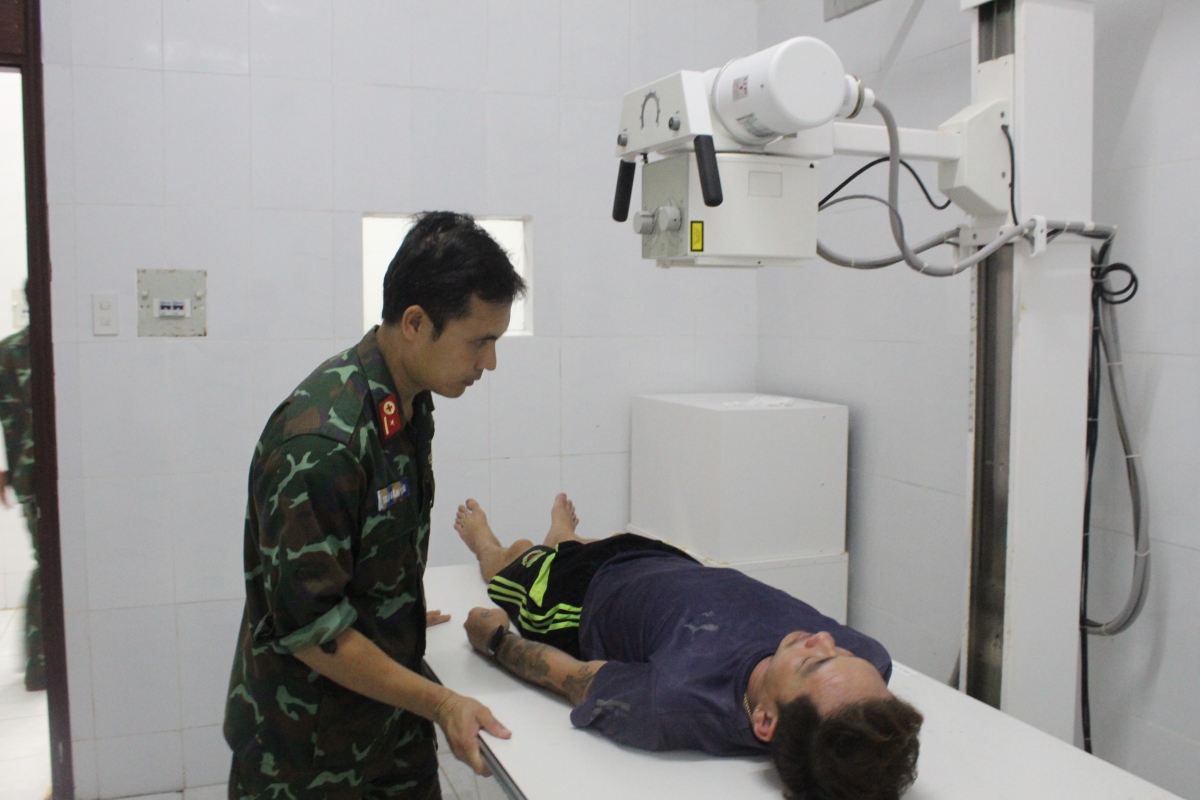 Bác sĩ thăm khám cho bệnh nhân