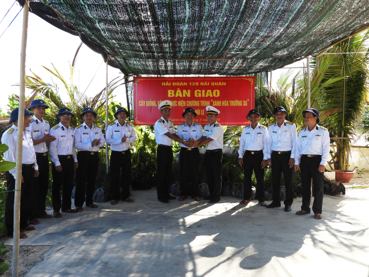 Đoàn công tác bàn giao cây giống cho Đảo Núi Le
