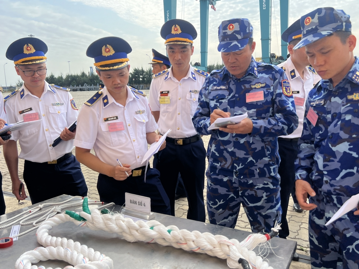 Ban Tổ chức, giám khảo chấm điểm thực hành nội dung chầu, đấu dây.