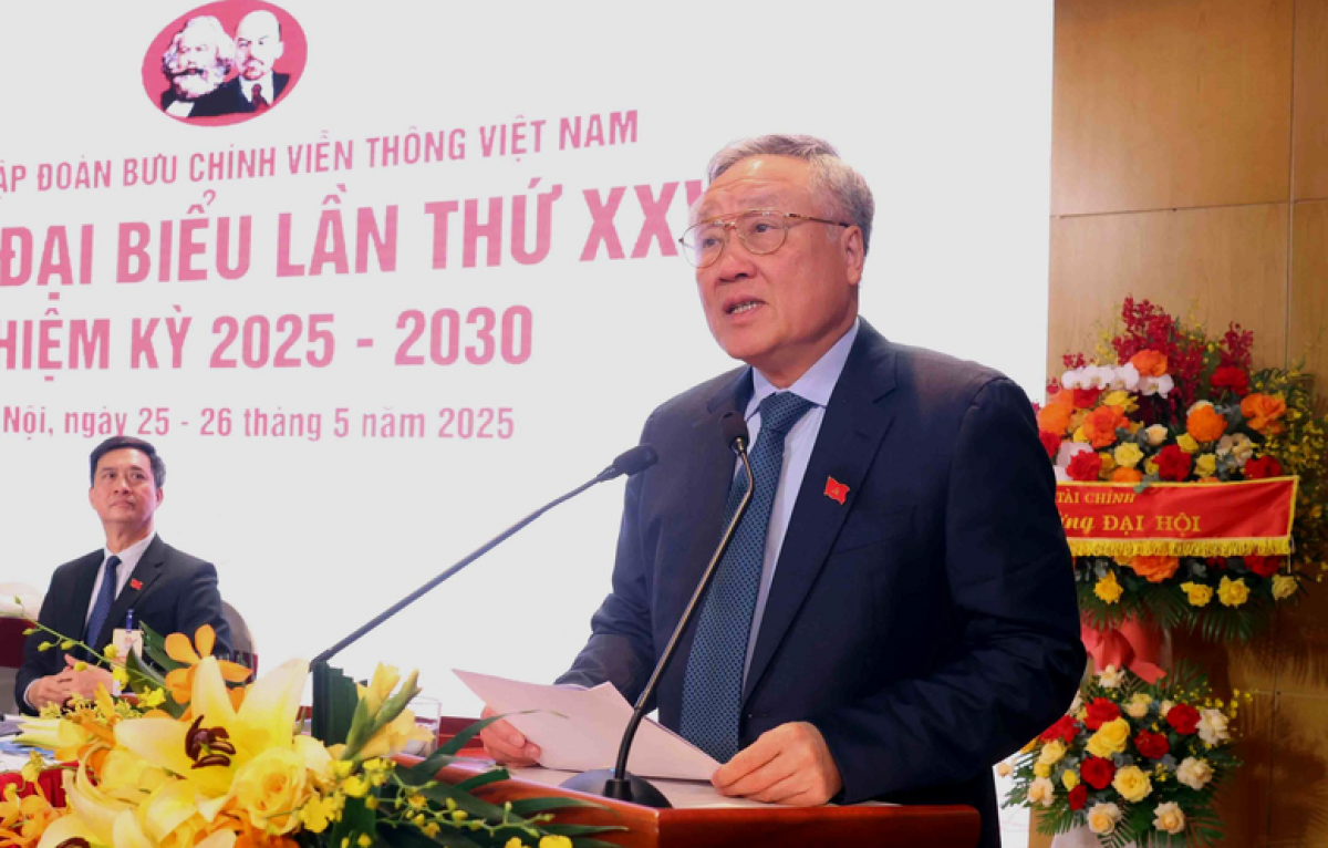 Phó Thủ tướng Thường trực Chính phủ Nguyễn Hòa Bình chúc mừng và biểu dương những thành quả to lớn, quan trọng mà Đảng bộ và toàn hệ thống Tập đoàn VNPT đã đạt được trong nhiệm kỳ vừa qua - Ảnh: VGP/Nguyễn Hoàng