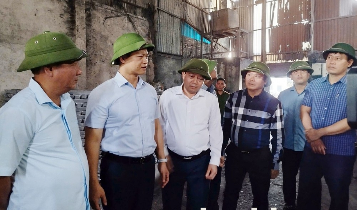 Chủ tịch UBND tỉnh Bắc Ninh Vương Quốc Tuấn (thứ 2 bên trái) đi kiểm tra tiến độ thực hiện xử lý ô nhiễm môi trường tại xã Văn Môn. (Ảnh: Cổng thông tin điện tử Bắc Ninh)