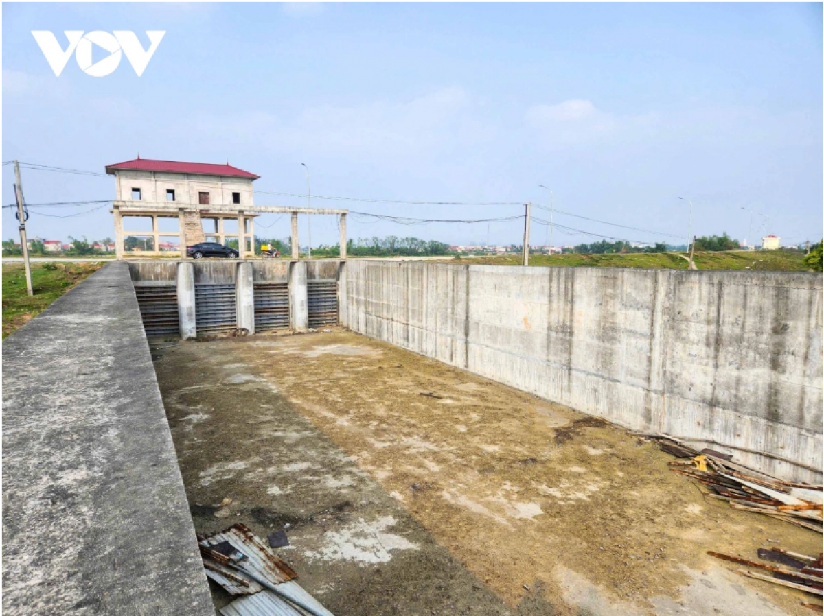 Tại dự án cải tạo, nâng cấp trạm bơm Hữu Chấp hiện vẫn ngổn ngang nhiều hạng mục chưa hoàn thiện và có dấu hiệu xuống cấp, nhìn rất xót xa, nguy cơ lãng phí.