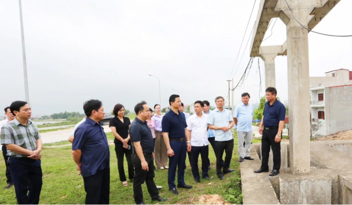 Chủ tịch UBND tỉnh Bắc Ninh Vương Quốc Tuấn (thứ 3 từ trái qua) kiểm tra dự án cải tạo nâng cấp trạm bơm Hữu Chấp, phường Hòa Long, TP Bắc Ninh