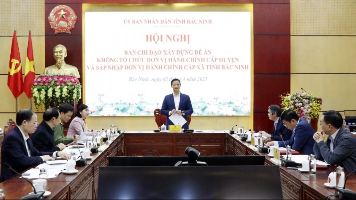 Đồng chí Vương Quốc Tuấn, Chủ tịch Ủy ban nhân dân tỉnh Bắc Ninh chủ trì Hội nghị Ban Chỉ đạo Xây dựng Đề án không tổ chức đơn vị hành chính cấp huyện và sáp nhập đơn vị hành chính cấp xã tỉnh Bắc Ninh. (Ảnh: Báo điện tử Bắc Ninh)