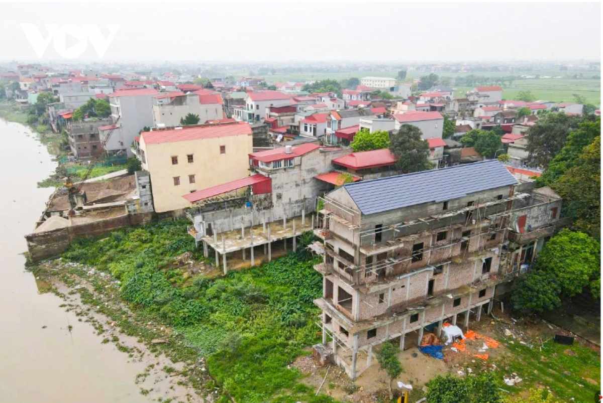 Nhiều công trình mọc không phép gần mép sông Cầu thuộc địa phận xã Tam Đa (Yên Phong, Bắc Ninh). (Ảnh: VOV.VN)