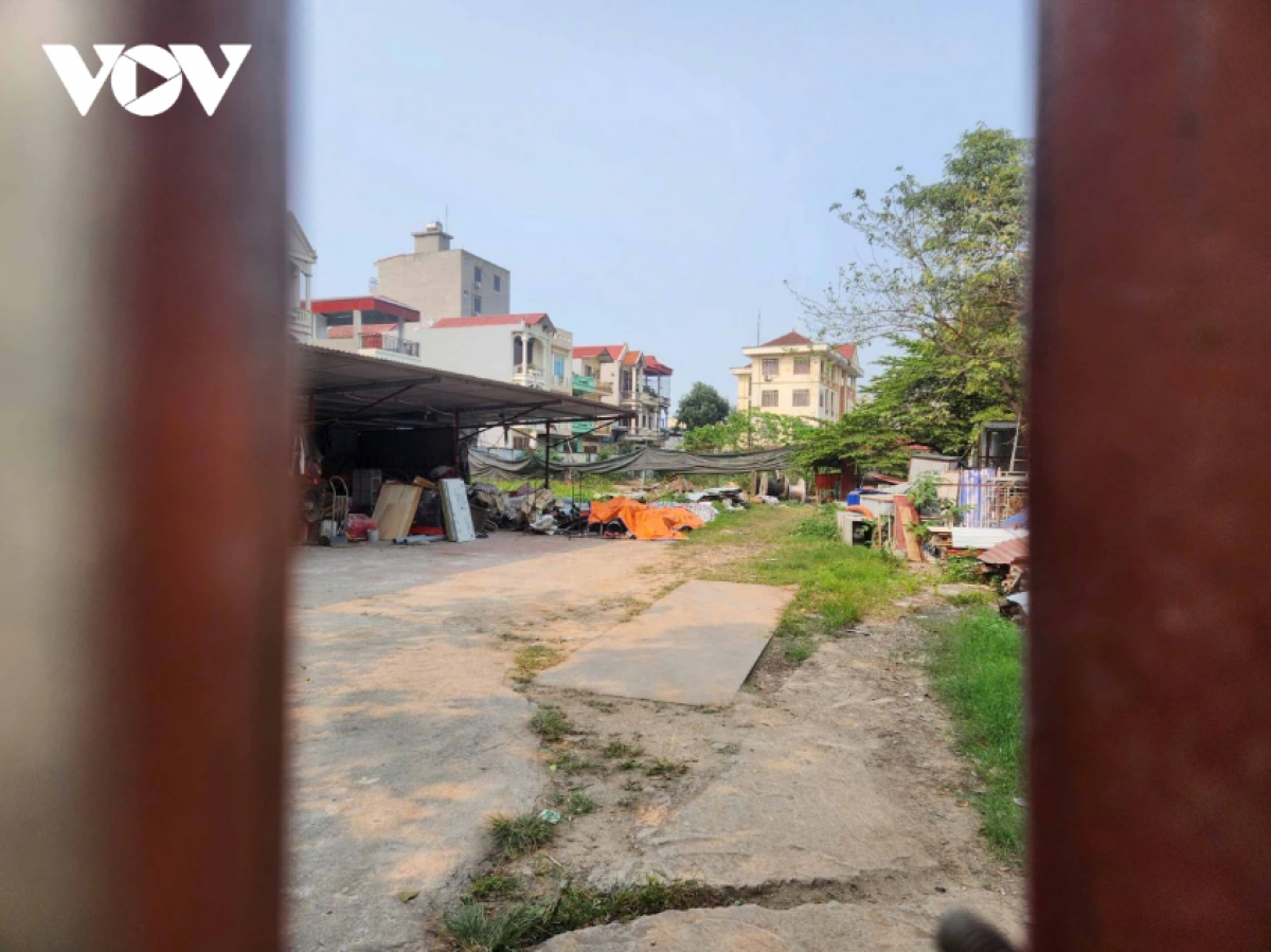 Toàn cảnh dự án đầu tư xây dựng Tổ hợp trung tâm thương mại và căn hộ chung cư để bán New Melbourne. Theo ghi nhận của phóng viên, hiện dự án này đã quây tôn, bỏ hoang nhiều năm. (Ảnh: VOV.VN)