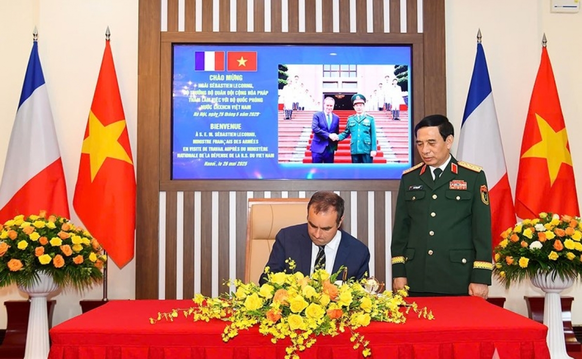 Bộ trưởng Quân đội Pháp ghi sổ lưu niệm