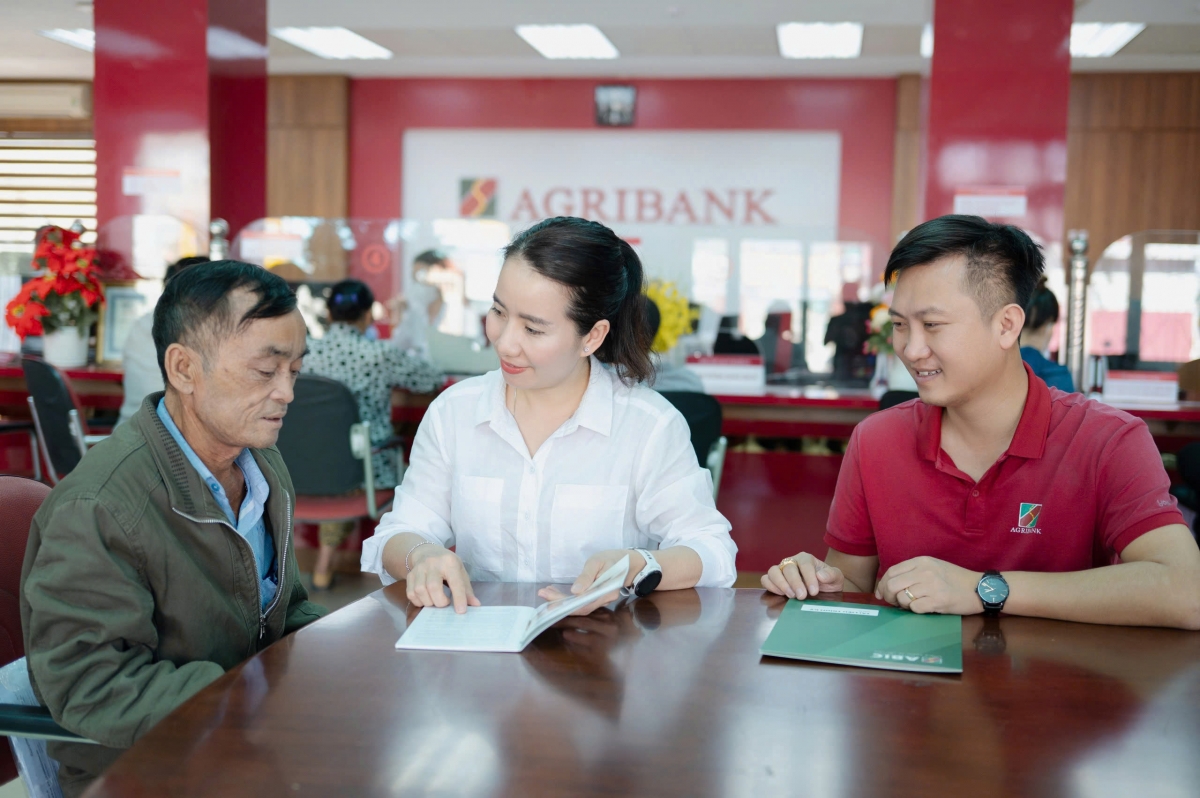 Cán bộ, nhân viên Bảo hiểm Agribank tận tình tư vấn cho người dân, khách hàng để bảo vệ quyền lợi của mình khi chẳng may xảy ra rủi ro.