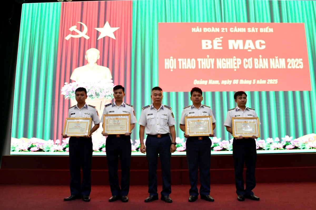 Đồng chí Hải đoàn trưởng trao giải cho các tập thể và cá nhân đạt thành tích cao trong hội thao.