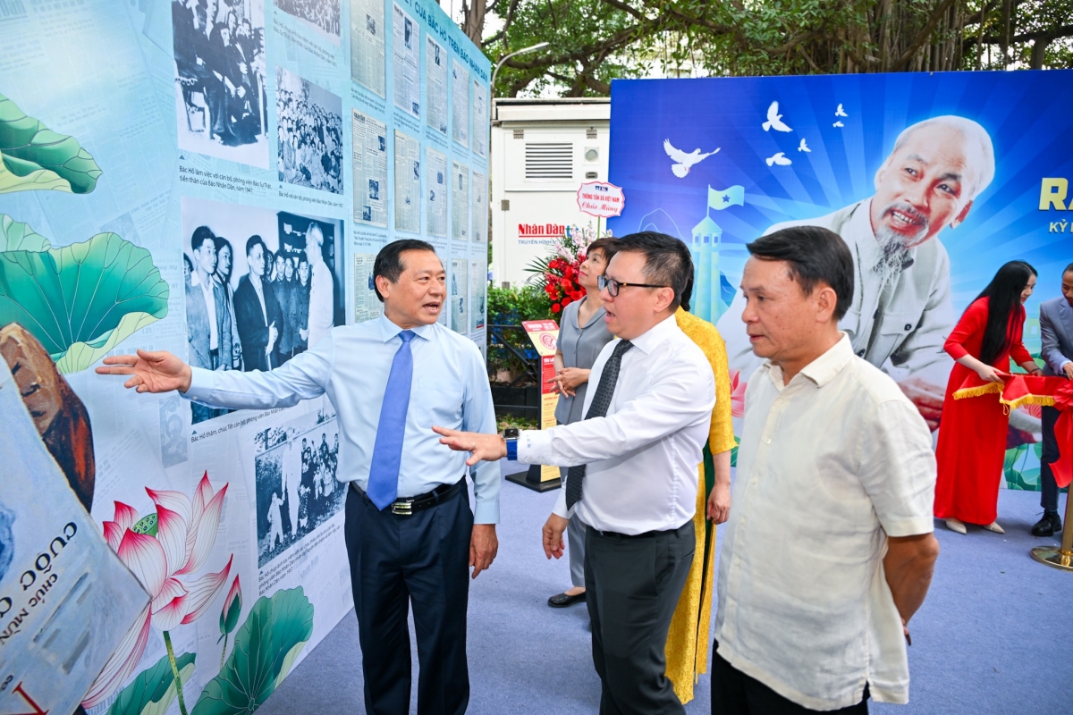 Các đại biểu trải nghiệm tham quan triển lãm ảnh "Rạng rỡ tên Người"