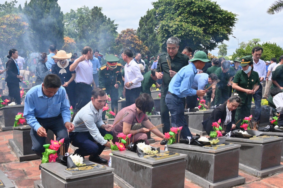 Các đại biểu và nhân dân thắp hương cho các liệt sĩ