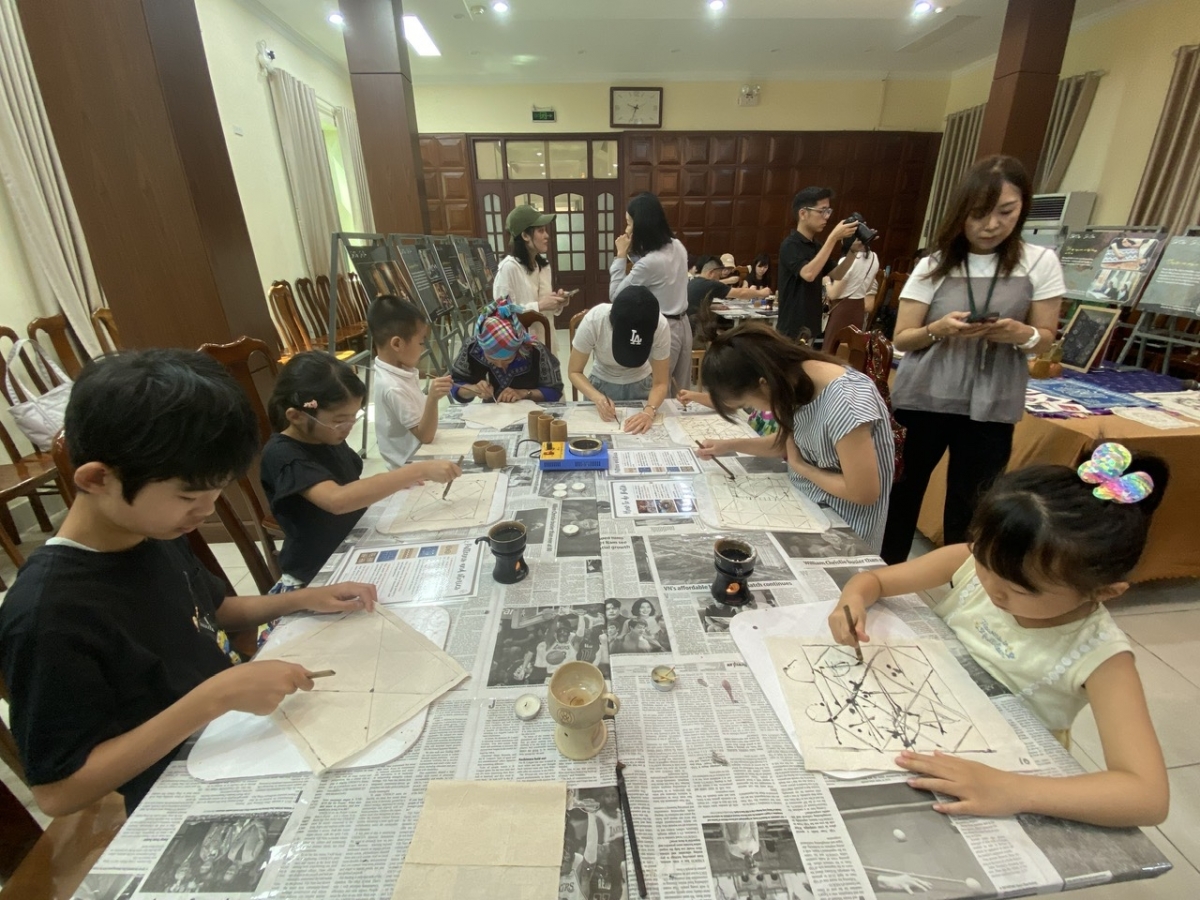 Các em nhỏ say mê trải nghiệm nghệ thuật vẽ sáp ong