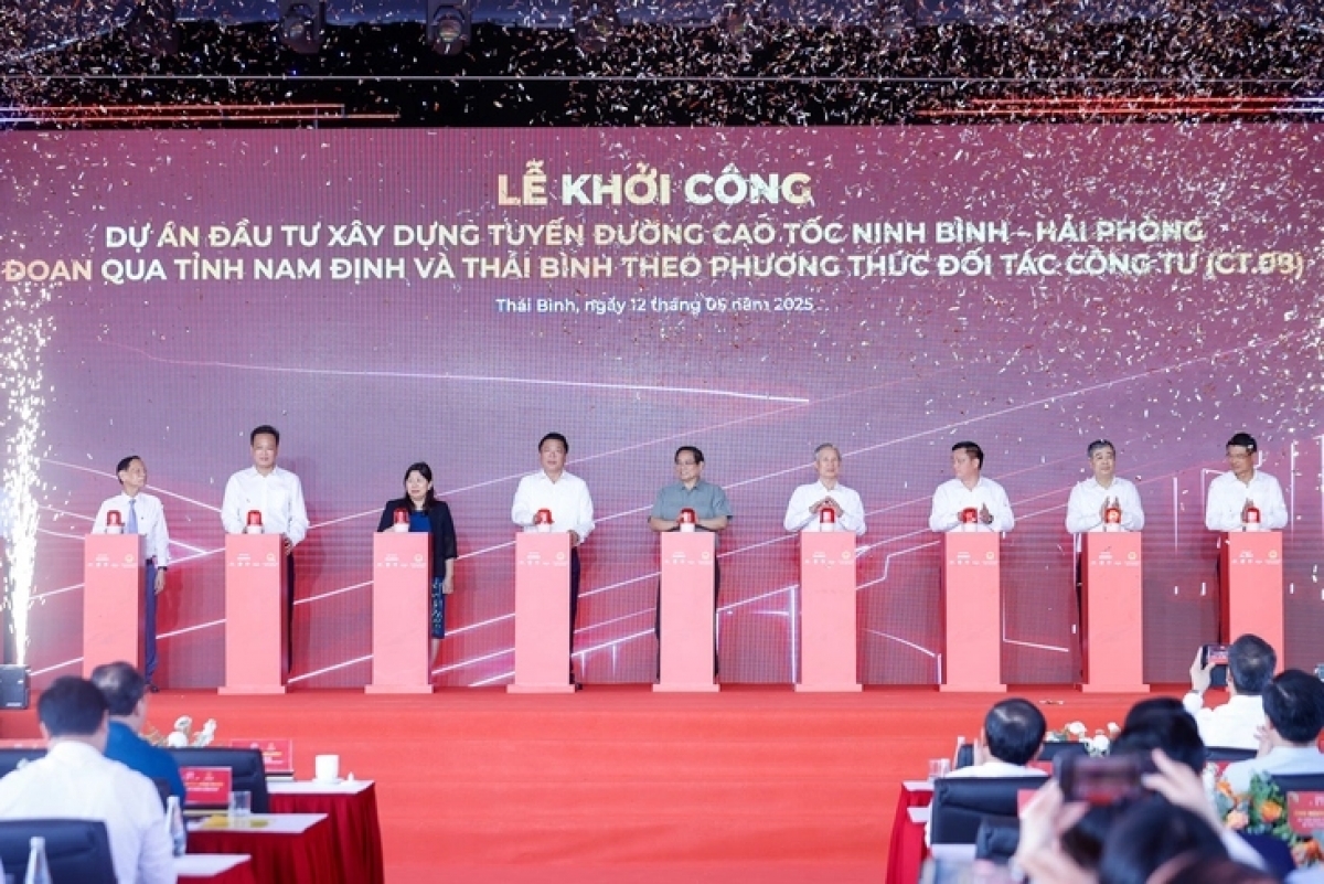 Thủ tướng Phạm Minh Chính và các đại biểu thực hiện nghi thức khởi công dự án