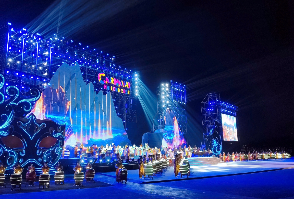 Carnaval Hạ Long điểm nhấn du lịch hè Quảng Ninh với khoảng 20.000 lượt du khách tham dự vào tối 1/5