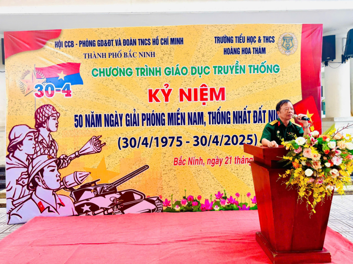 CCB Vũ Đức Huấn – Hội Cựu chiến binh tỉnh Bắc Ninh nói chuyện truyền thống và giáo dục lý tưởng cách mạng cho các em học sinh trường Tiểu học và THCS Hoàng Hoa Thám, TP Bắc Ninh