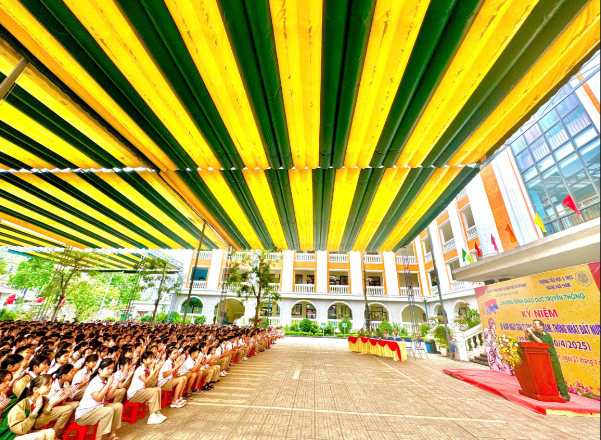 Học sinh trường Tiểu học và THCS Hoàng Hoa Thám trong buổi ngoại khóa giáo dục truyền thống yêu nước
