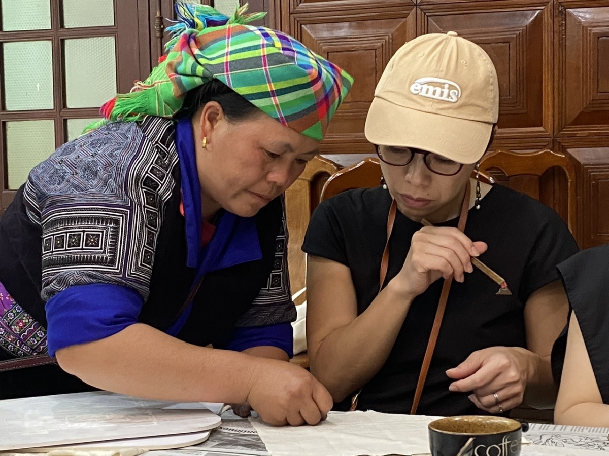 Chí Lý Thị Ninh hướng dẫn du khách Nhật Bản tạo hoa văn trên vải