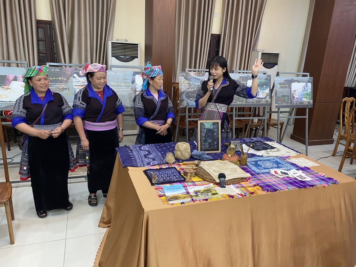 Chị Homma Asuka và các chị em phụ nữ H'Mông ở Bản Dề Thàng, xã Chế Cu Nha, huyện Mù Cang Chải, tỉnh Yên Bái tại buổi trải nghiệm