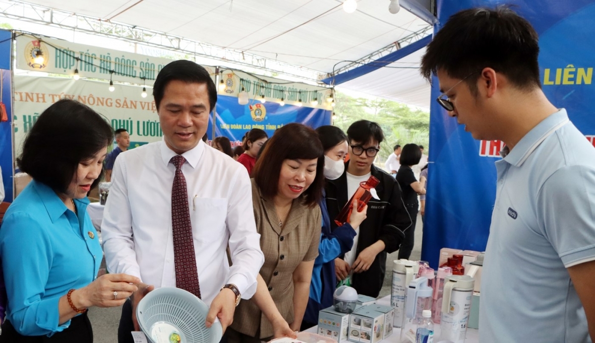 Phó Chủ tịch UBND tỉnh Lê Xuân Lợi cùng các đại biểu tham quan các gian hàng tại Phiên chợ công nhân. (Ảnh: Cổng thông tin điện tử Bắc Ninh)