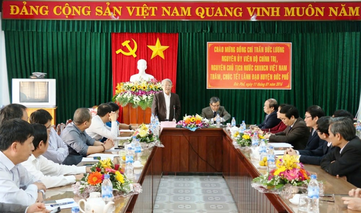 Nguyên Chủ tịch nước Trần Đức Lương thăm, chúc Tết cán bộ và nhân dân huyện Đức Phổ (nay là thị xã Đức Phổ), tỉnh Quảng Ngãi năm 2016