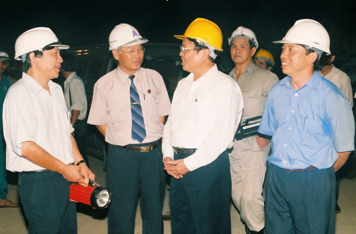 Nguyên Chủ tịch nước Trần Đức Lương (người đội mũ vàng) thăm Thuỷ điện Ialy năm 1999. (ảnh: Thuỷ điện Ialy)