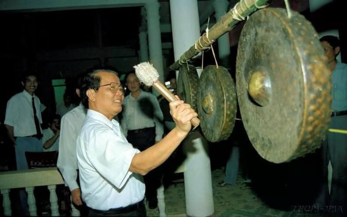 Nguyên Chủ tịch nước gõ chiêng Tây Nguyên khi giao lưu với đồng bào. (ảnh: Thông tấn xã Việt Nam)
