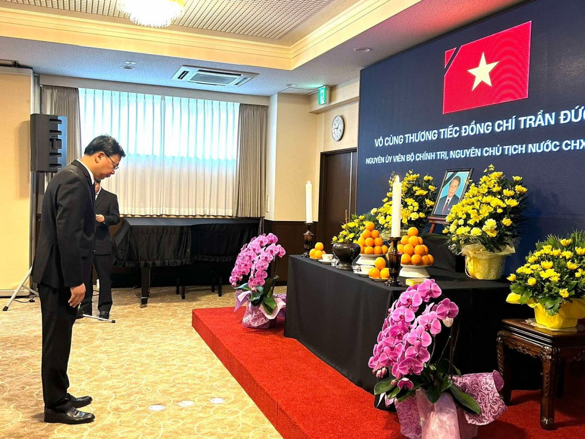 Đại sứ Phạm Quang Hiệu dâng hương trước anh linh đồng chí Trần Đức Lương (ảnh VOV Tokyo)