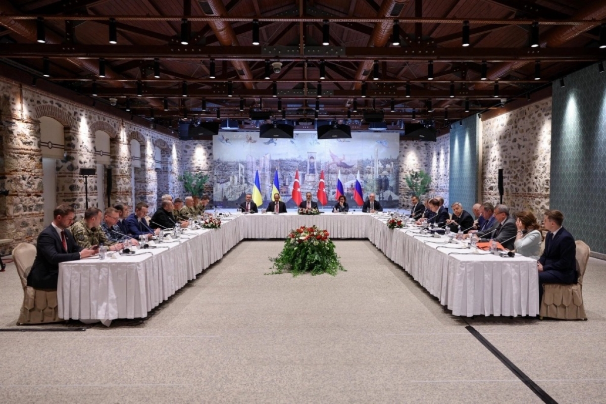Phái đoàn Nga và Ukraine ngồi đối diện nhau trong cuộc đàm phán tại Istanbul, Thổ Nhĩ Kỳ ngày 16/5. Ảnh: Sputnik