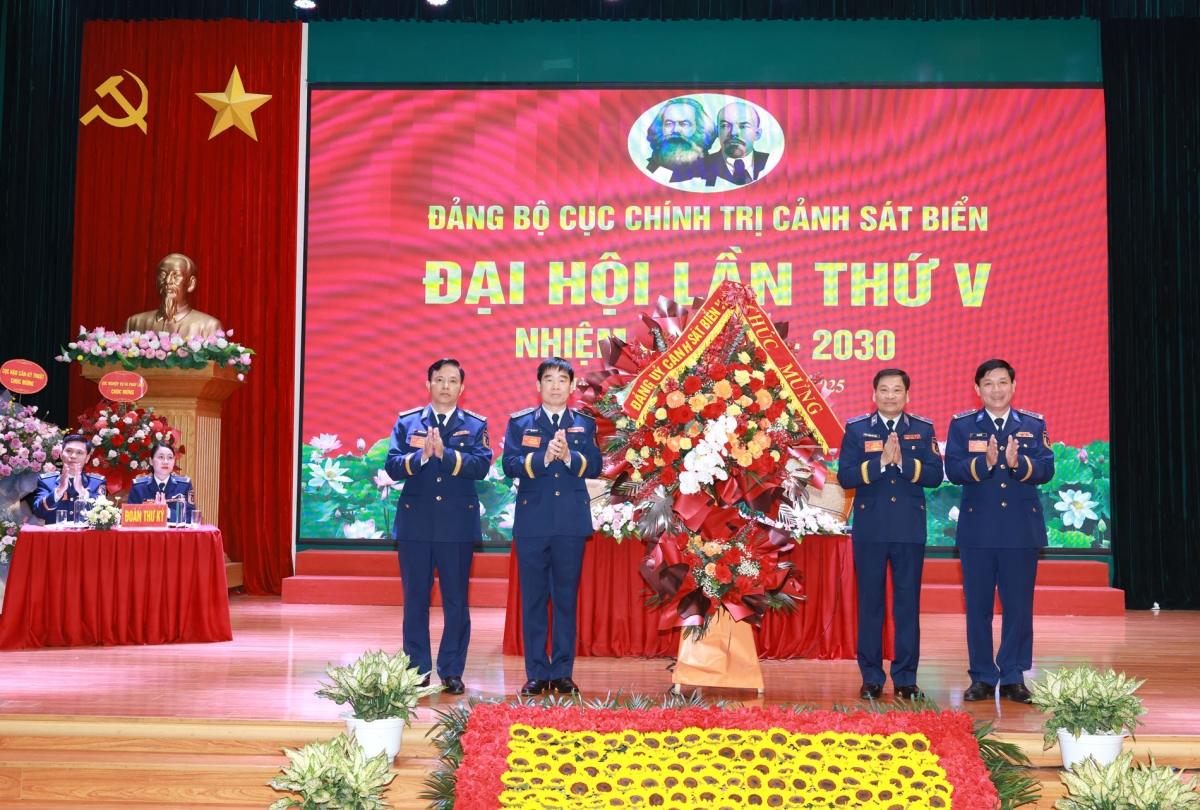 Đảng ủy Cảnh sát biển Việt Nam tặng hoa chúc mừng Đại hội
