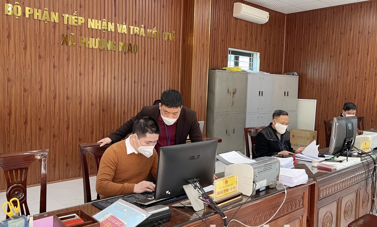 Cán bộ Bộ phận một cửa xã Phượng Mao, huyện Quế Võ hướng dẫn người dân sử dụng dịch vụ công trực tuyến. (Ảnh: Cổng thông tin điện tử Bắc Ninh)