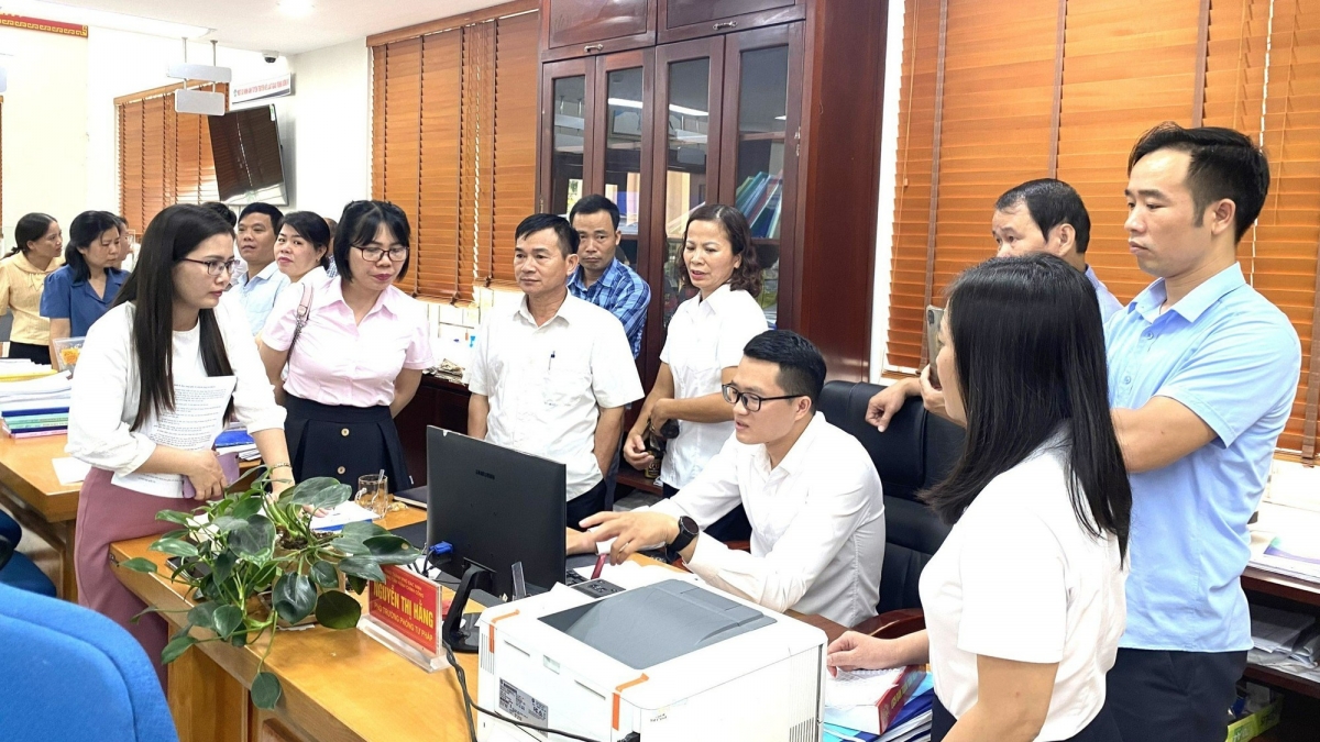 Trung tâm Công nghệ thông tin và Truyền thông Bắc Ninh hướng dẫn quy trình giải quyết TTHC tại Trung tâm Hành chính công thành phố Bắc Ninh. (Ảnh: Cổng thông tin điện tử Bắc Ninh)