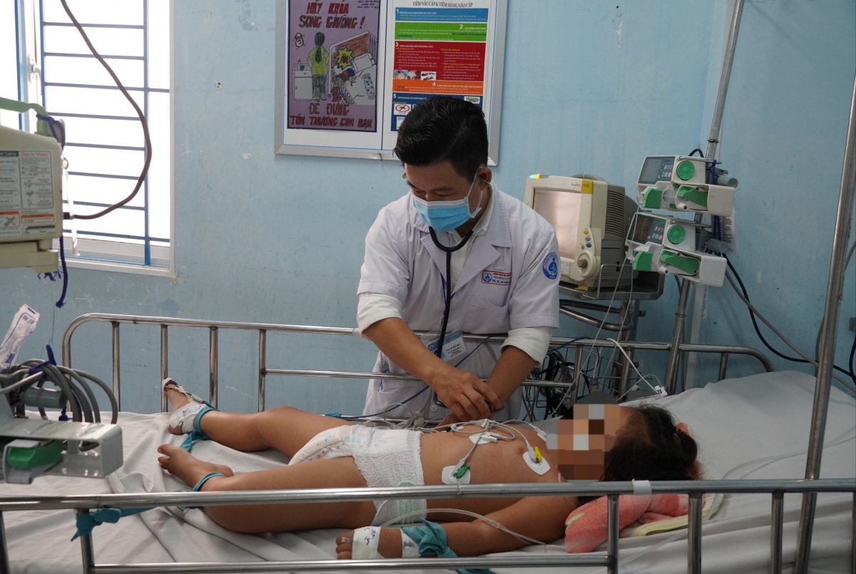 Điều trị bệnh nhi tay chân miệng. Ảnh: Kim Dung