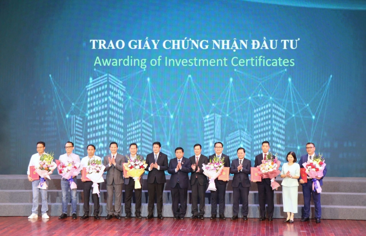 Phó Thủ tướng Chính phủ Nguyễn Chí Dũng (thứ 7 từ trái sang) cùng các đồng chí lãnh đạo tỉnh Bắc Ninh chúc mừng các doanh nghiệp được nhận Giấy chứng nhận đầu tư của tỉnh Bắc Ninh.
(Ảnh: Công thông tin điện tử Bắc Ninh)
