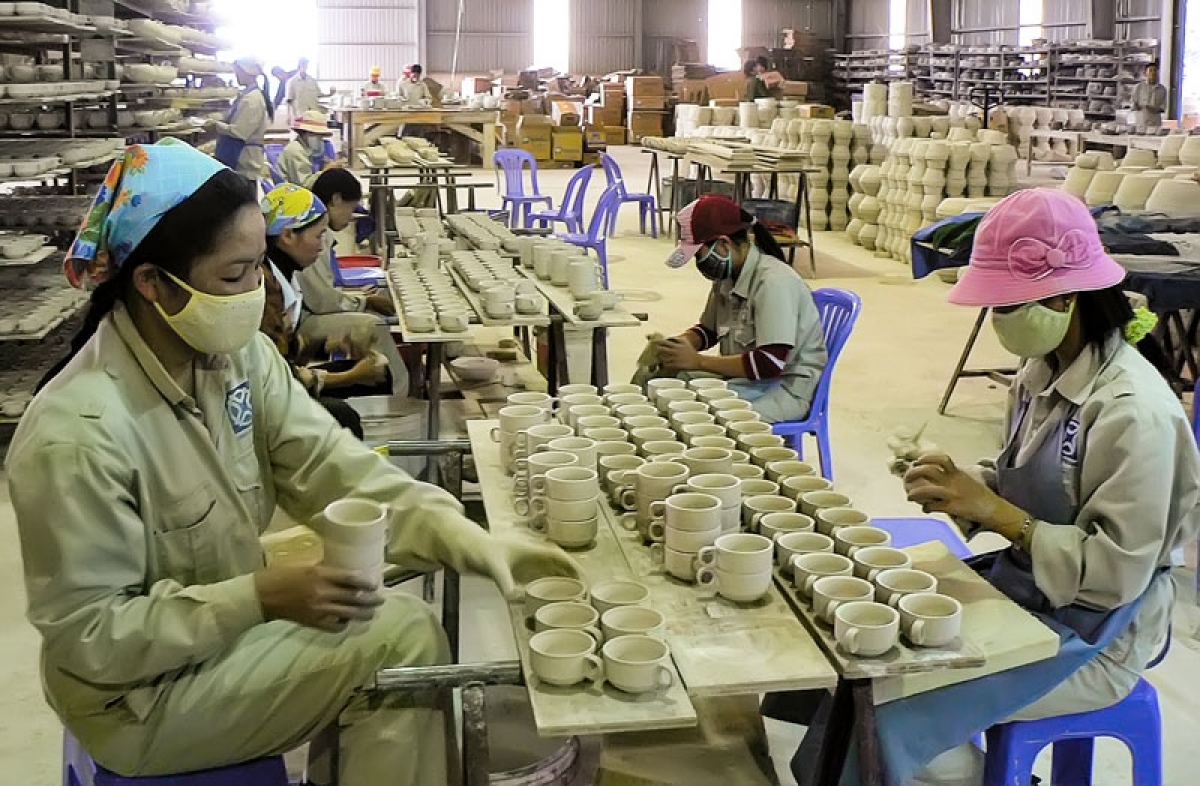 Sản xuất các sản phẩm sứ gia dụng tại Công ty TNHH Long Phương, Cụm CN Khắc Niệm.
(Ảnh: Báo Bắc Ninh online)